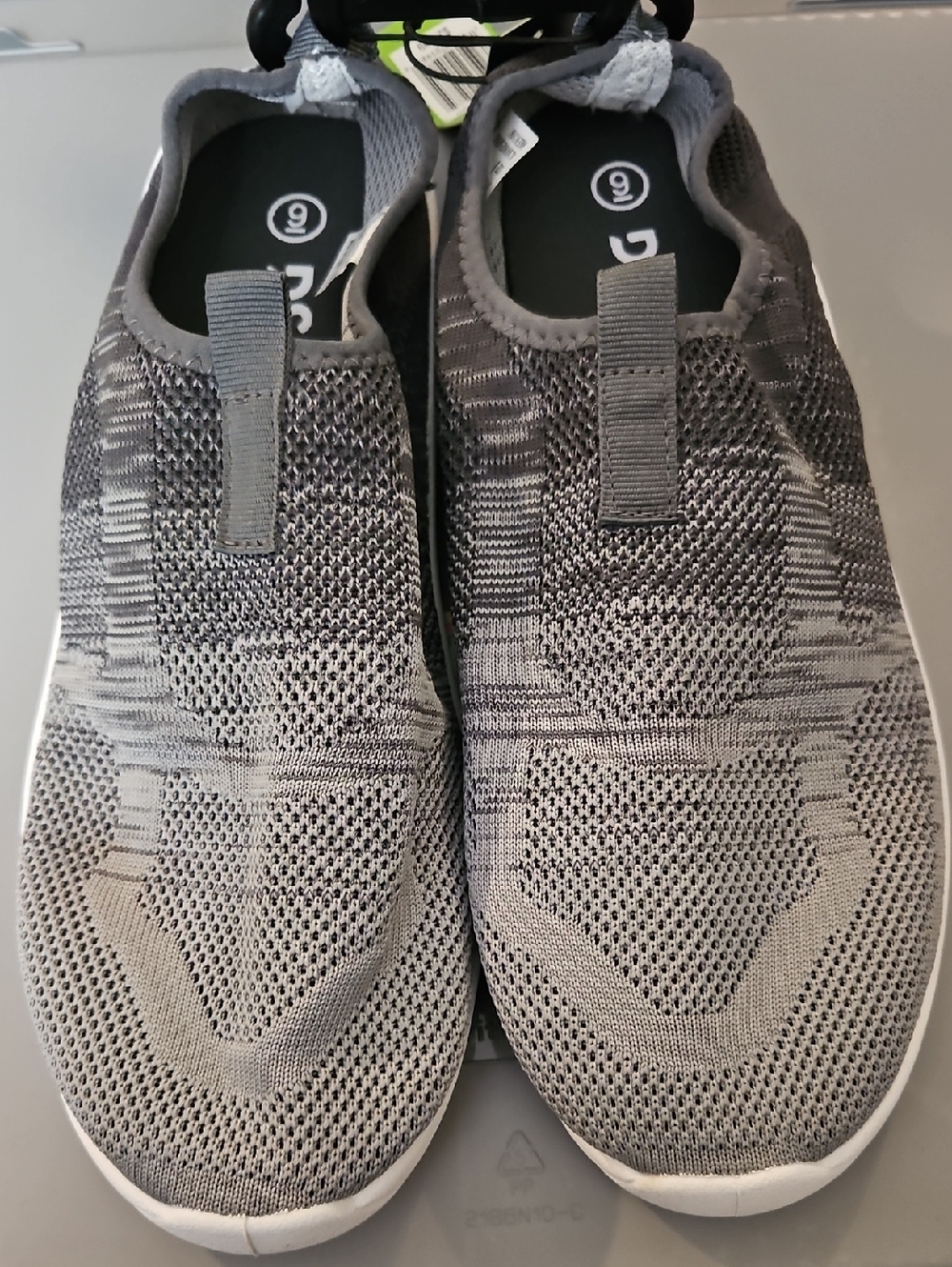 DSG Men's Knit Water Shoes: GRAY: NEW WITH TAGS: SIZE 9